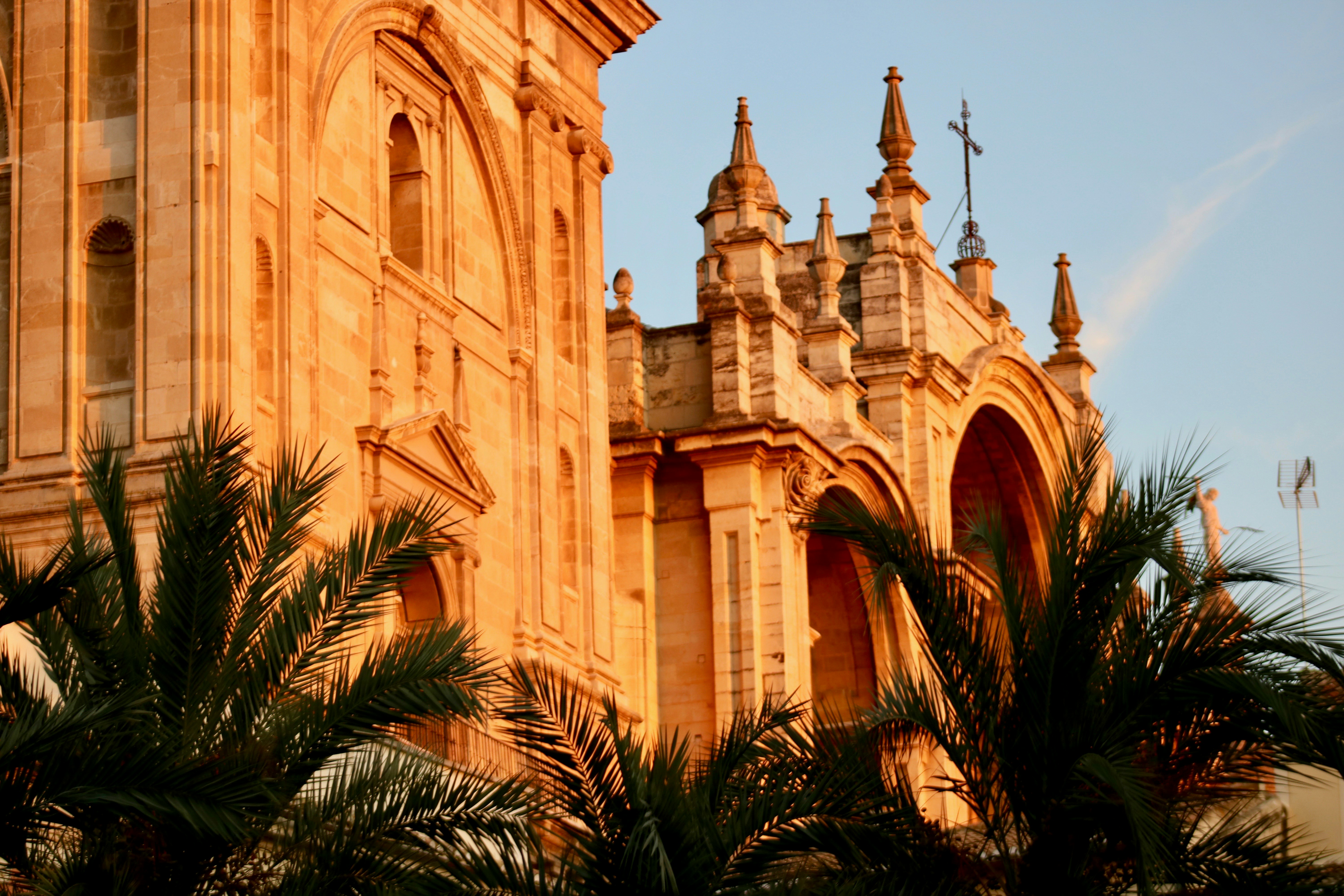Granada 2025 City Guide: Alhambra, Albaicín Views, Tapas Culture, and a 2–4 Day Plan